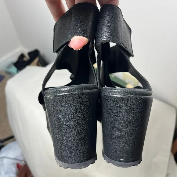 EILEEN FISHER Whimsy Wedge Sanal in a size 8 BlackStyle No. EF47893