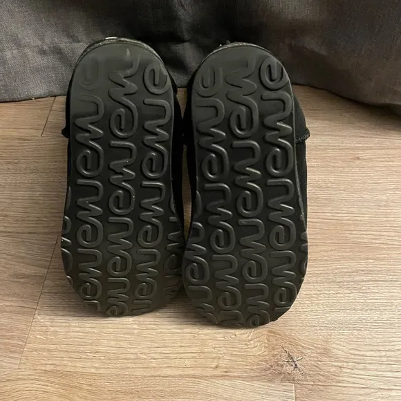 Emu Australia boots. Size 7 color black. Worn but in good condition