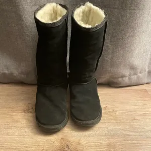 Emu Australia boots. Size 7 color black. Worn but in good condition