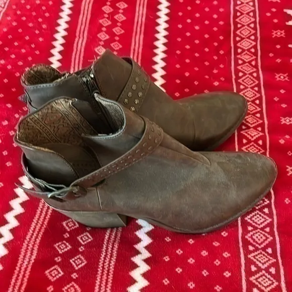 EUC Blowfish Women’s Brown Heeled Boots, Size 14.