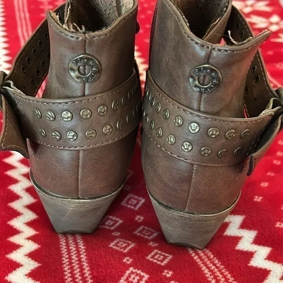 EUC Blowfish Women’s Brown Heeled Boots, Size 14.