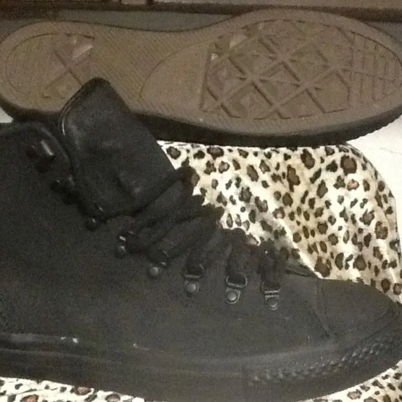 EUC Classic CTAS Converse High Top TONAL SUEDE  (10M - 12W)