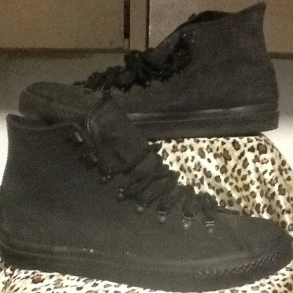 EUC Classic CTAS Converse High Top TONAL SUEDE  (10M - 12W)