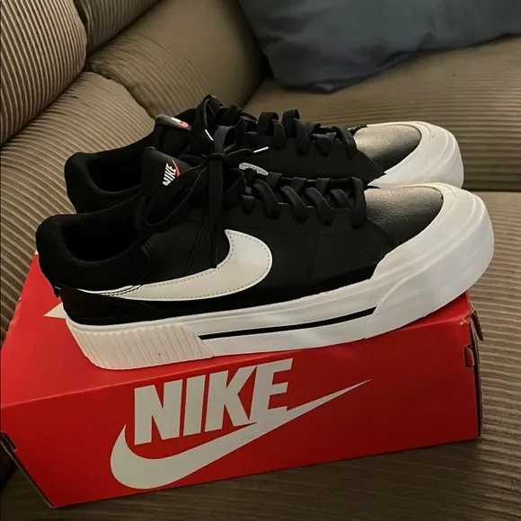 EUC Nike Court Legacy LiftWomen's Shoes side 9.5 only worn once leather