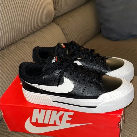 EUC Nike Court Legacy LiftWomen's Shoes side 9.5 only worn once leather