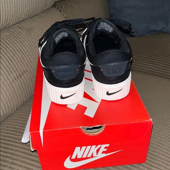 EUC Nike Court Legacy LiftWomen's Shoes side 9.5 only worn once leather