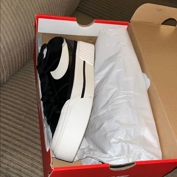 EUC Nike Court Legacy LiftWomen's Shoes side 9.5 only worn once leather