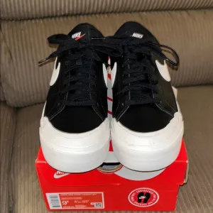 EUC Nike Court Legacy LiftWomen's Shoes side 9.5 only worn once leather