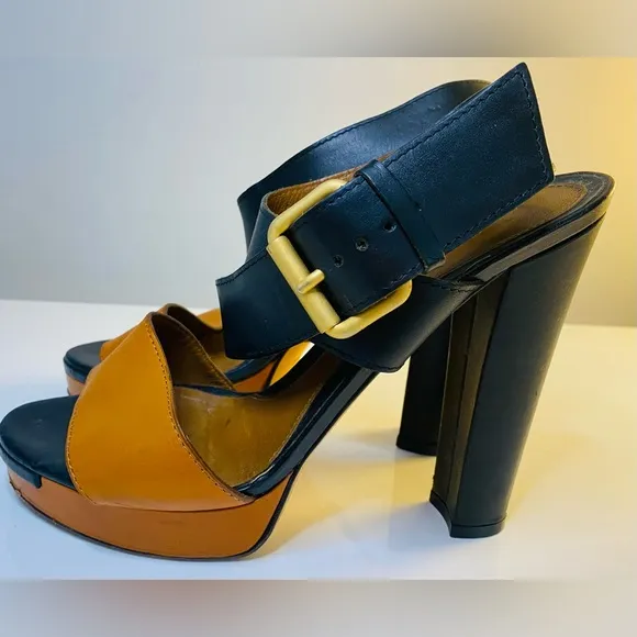 FENDI BICOLOR CROSSBAND PLATFORM HEELED SANDALS IN TAN/BLACK