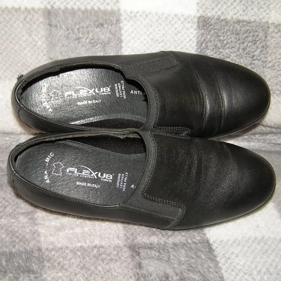 Flexus size 7.5 Euro 38 Black Leather Wedge shoes