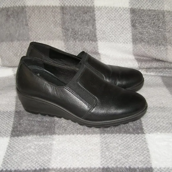Flexus size 7.5 Euro 38 Black Leather Wedge shoes
