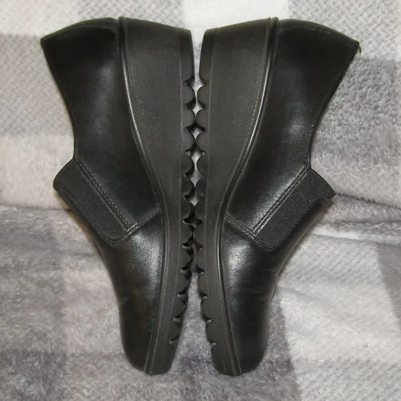 Flexus size 7.5 Euro 38 Black Leather Wedge shoes