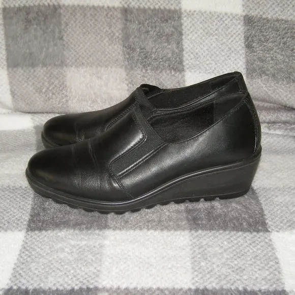 Flexus size 7.5 Euro 38 Black Leather Wedge shoes
