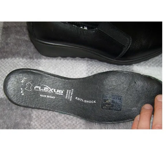 Flexus size 7.5 Euro 38 Black Leather Wedge shoes
