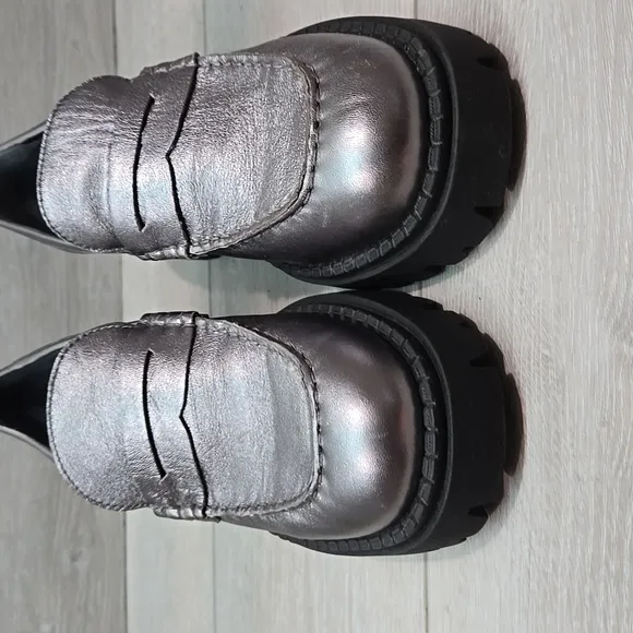 Free People Women Metallic Silver Loafers Chunky Tractor Clog Shoes Sz 38.5/8.5