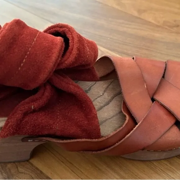 Free People | Women’s rust Emmy suede leather criss cross bridge strap clogs sz7