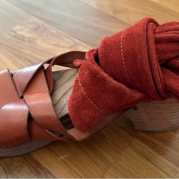 Free People | Women’s rust Emmy suede leather criss cross bridge strap clogs sz7