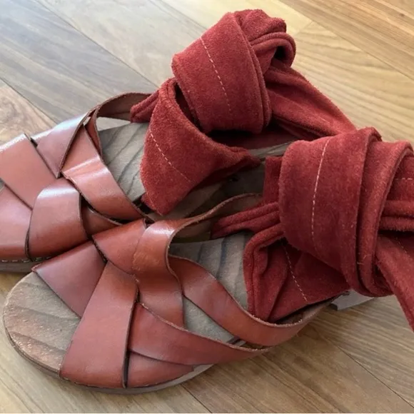 Free People | Women’s rust Emmy suede leather criss cross bridge strap clogs sz7