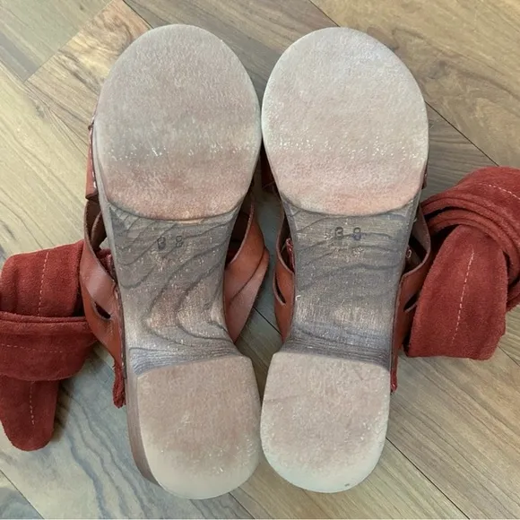 Free People | Women’s rust Emmy suede leather criss cross bridge strap clogs sz7
