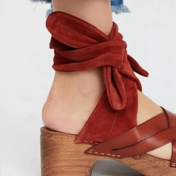 Free People | Women’s rust Emmy suede leather criss cross bridge strap clogs sz7