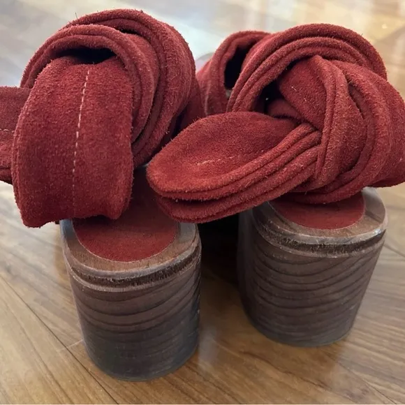 Free People | Women’s rust Emmy suede leather criss cross bridge strap clogs sz7
