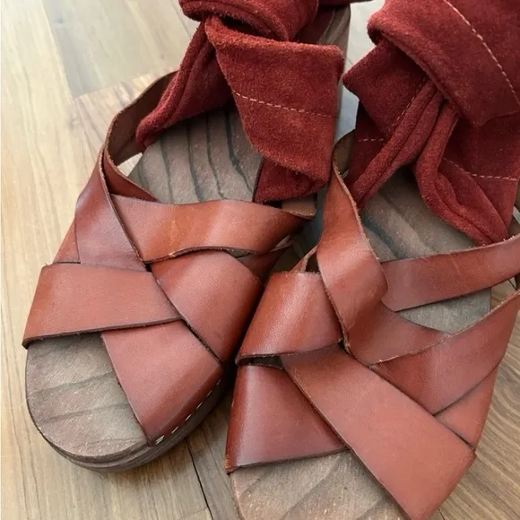 Free People | Women’s rust Emmy suede leather criss cross bridge strap clogs sz7