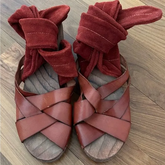 Free People | Women’s rust Emmy suede leather criss cross bridge strap clogs sz7
