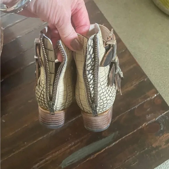 Freebird Scarlet Stylish Leather Brown and Cream Women's Shoes size 7