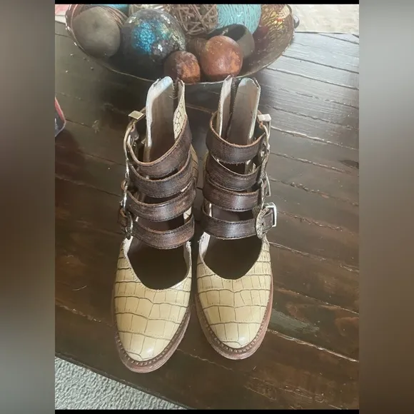 Freebird Scarlet Stylish Leather Brown and Cream Women's Shoes size 7