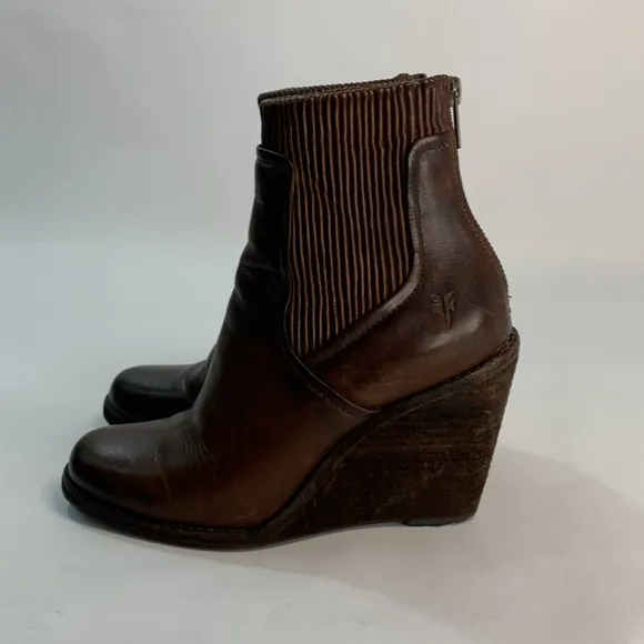 Frye Carrie scrunch back zip wedge Brown Leather Women Ankle Boots Sz 7