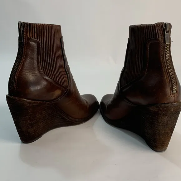 Frye Carrie scrunch back zip wedge Brown Leather Women Ankle Boots Sz 7