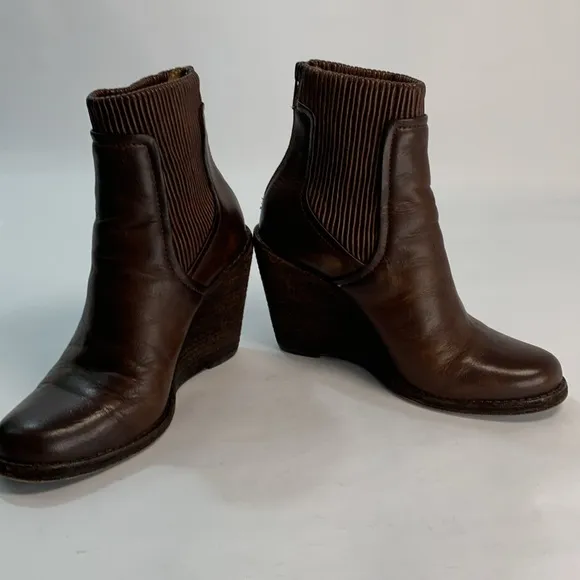 Frye Carrie scrunch back zip wedge Brown Leather Women Ankle Boots Sz 7