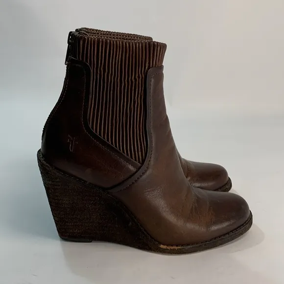 Frye Carrie scrunch back zip wedge Brown Leather Women Ankle Boots Sz 7
