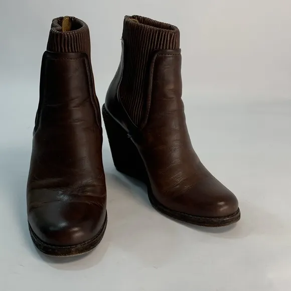 Frye Carrie scrunch back zip wedge Brown Leather Women Ankle Boots Sz 7