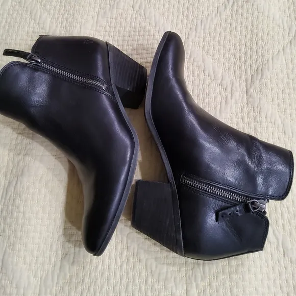 Frye Judith Zippered Ankle Boots Size 9