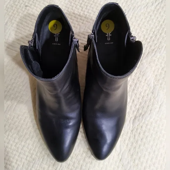 Frye Judith Zippered Ankle Boots Size 9