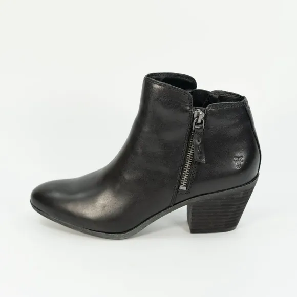Frye Judith Zippered Ankle Boots Size 9
