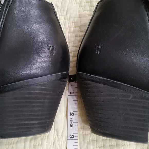 Frye Judith Zippered Ankle Boots Size 9