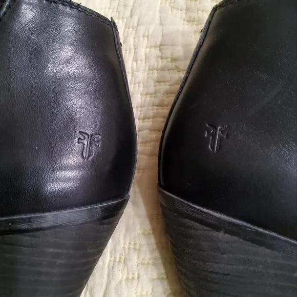 Frye Judith Zippered Ankle Boots Size 9