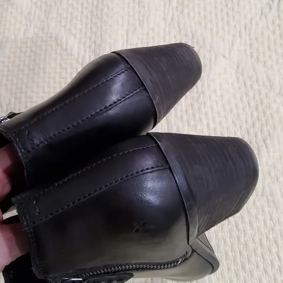 Frye Judith Zippered Ankle Boots Size 9