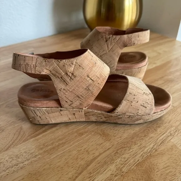 Gentle Souls by Kenneth Cole Women's Lori Platform Sandals Size 7.5