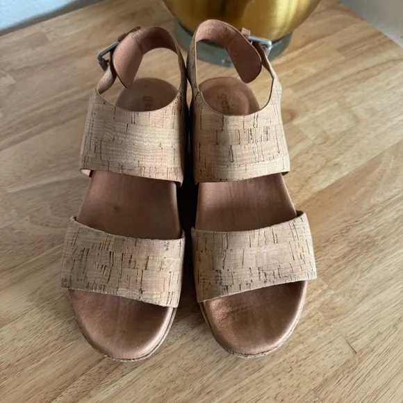 Gentle Souls by Kenneth Cole Women's Lori Platform Sandals Size 7.5