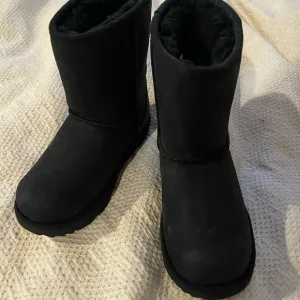 Girls Size 3 UGGS Brand-new never worn
