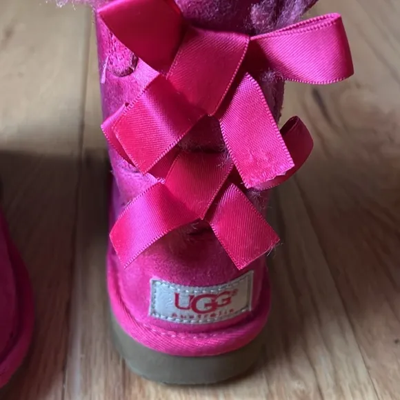 Girls UGG Bailey Bow Pink Boots Sz 8