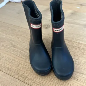 Hunter navy boots 8 boys
