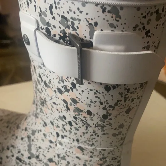 Hunter spelled rain boots