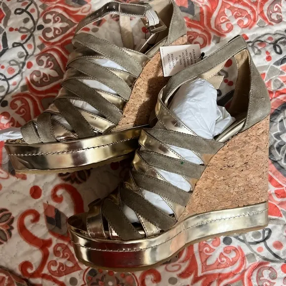 JIMMY CHOO PIA METALLIC GOLD CORK WEDGE SANDALS SIZE 39 ( 8.5)