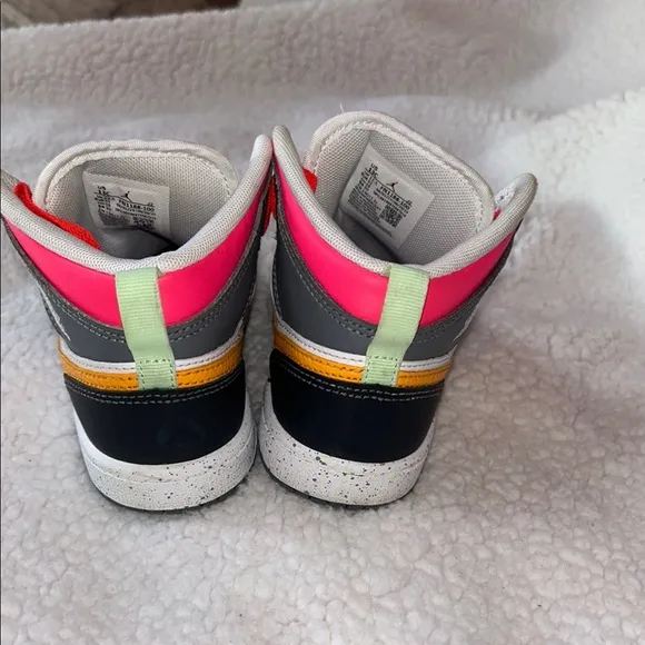 Jordan Red and Green Sneakers High-Top Design
