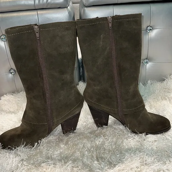 Kenzie olive  zipper healed boots size 10