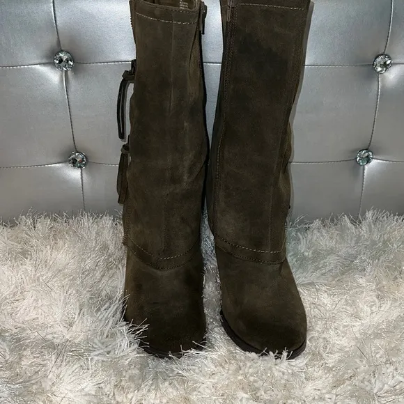Kenzie olive  zipper healed boots size 10